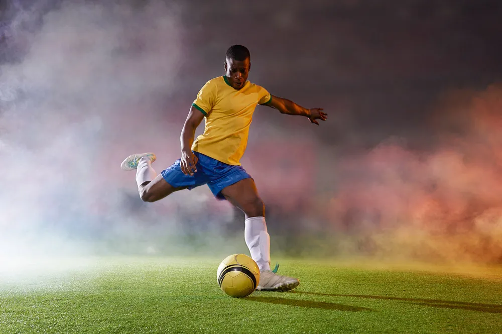 他背靠着一 他背靠着一